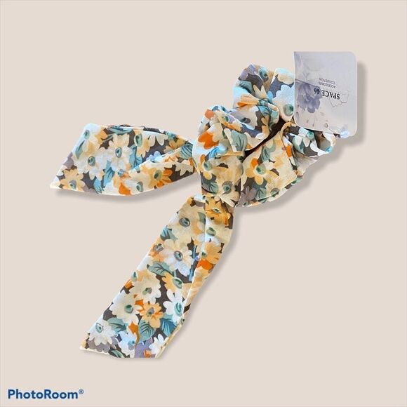 (NWT) floral hair scunchie - Picture 1 of 2